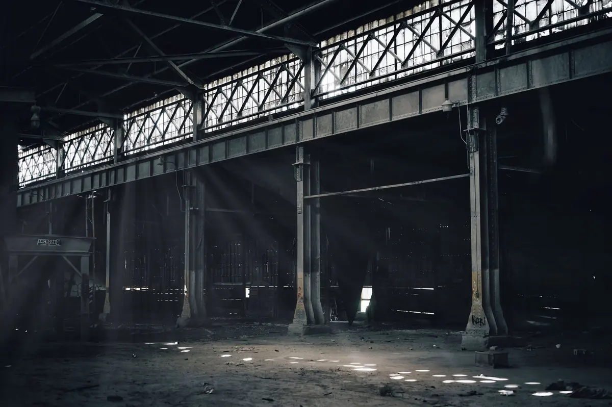 Industriehalle mit Stahltragwerk, Licht fällt durch das Dach