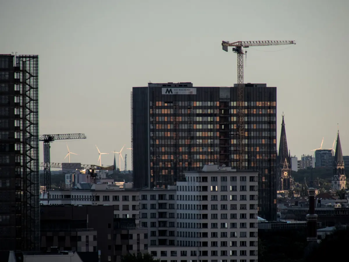Baukräne über einem Neubau in der Stadt