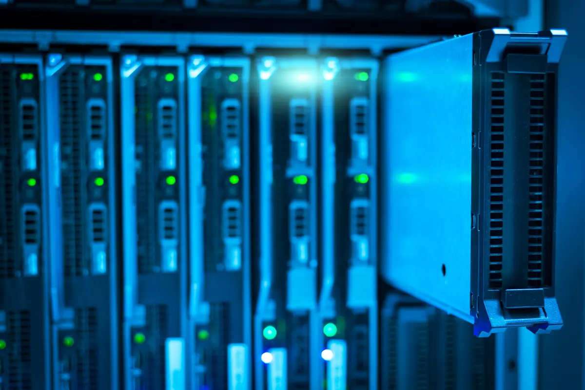 Serverschränke im Rechenzentrum in blauem Licht