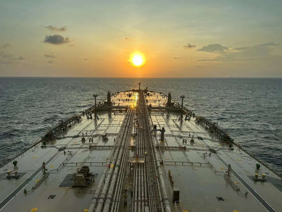 Blick über das Deck eines Frachtschiffs zum Horizont