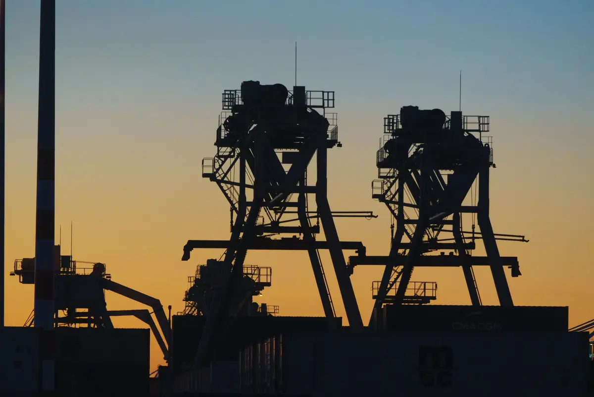 Hafenkräne als Silhouette vor dem Abendhimmel
