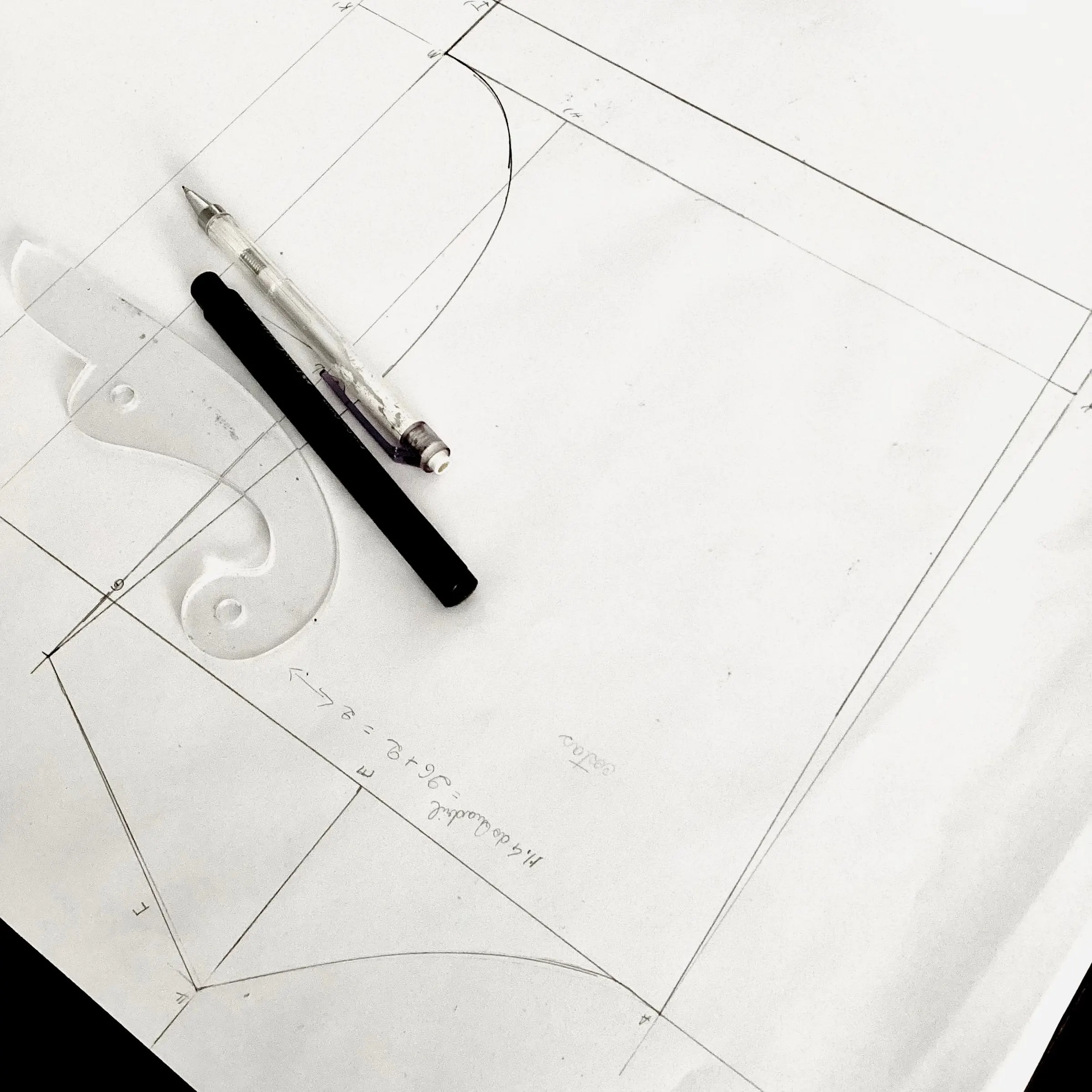 Zeichnung auf Papier mit Bleistift und Kurvenlineal