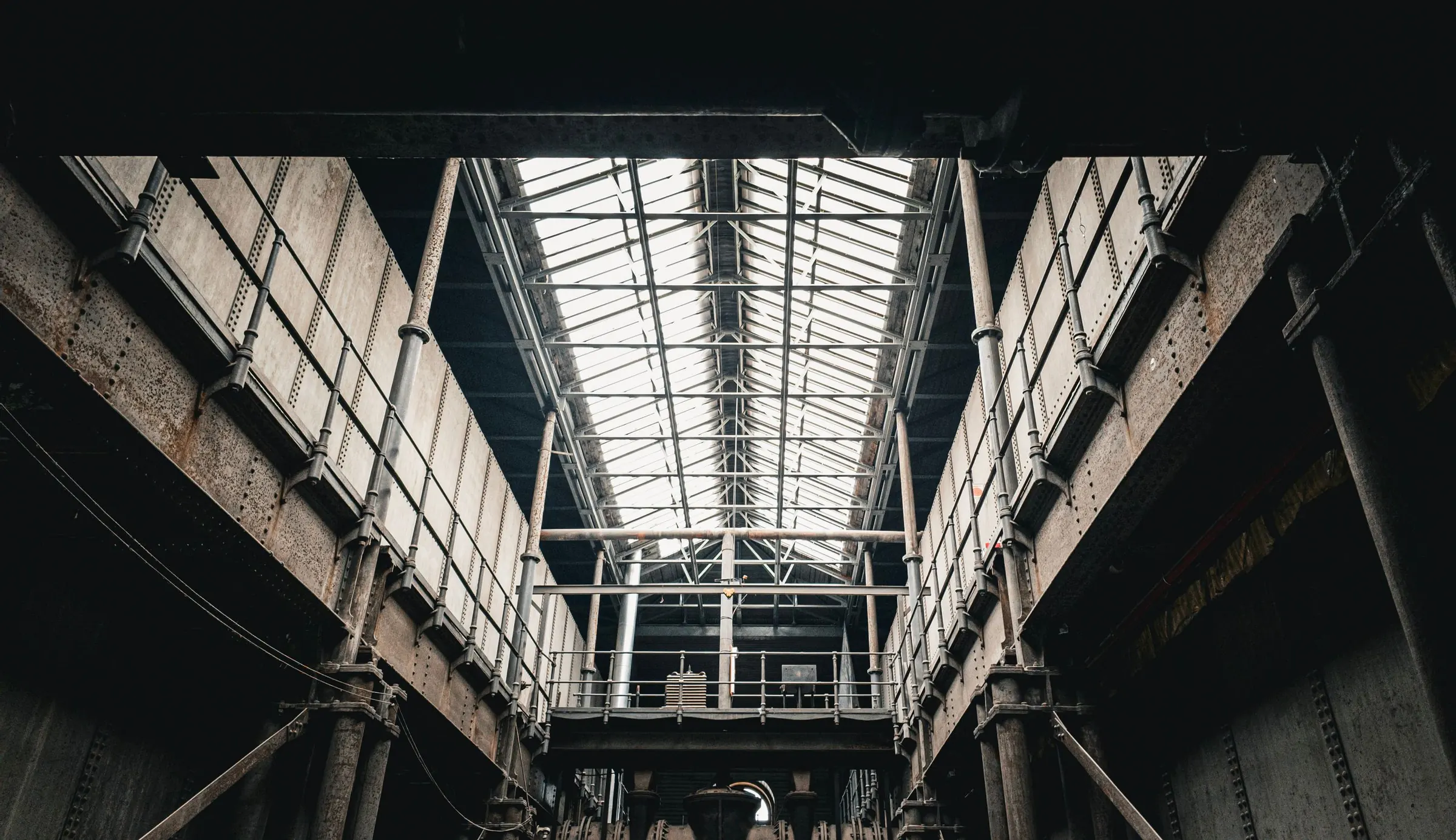 Industriehalle von innen, Stahltragwerk unter einem Oberlicht