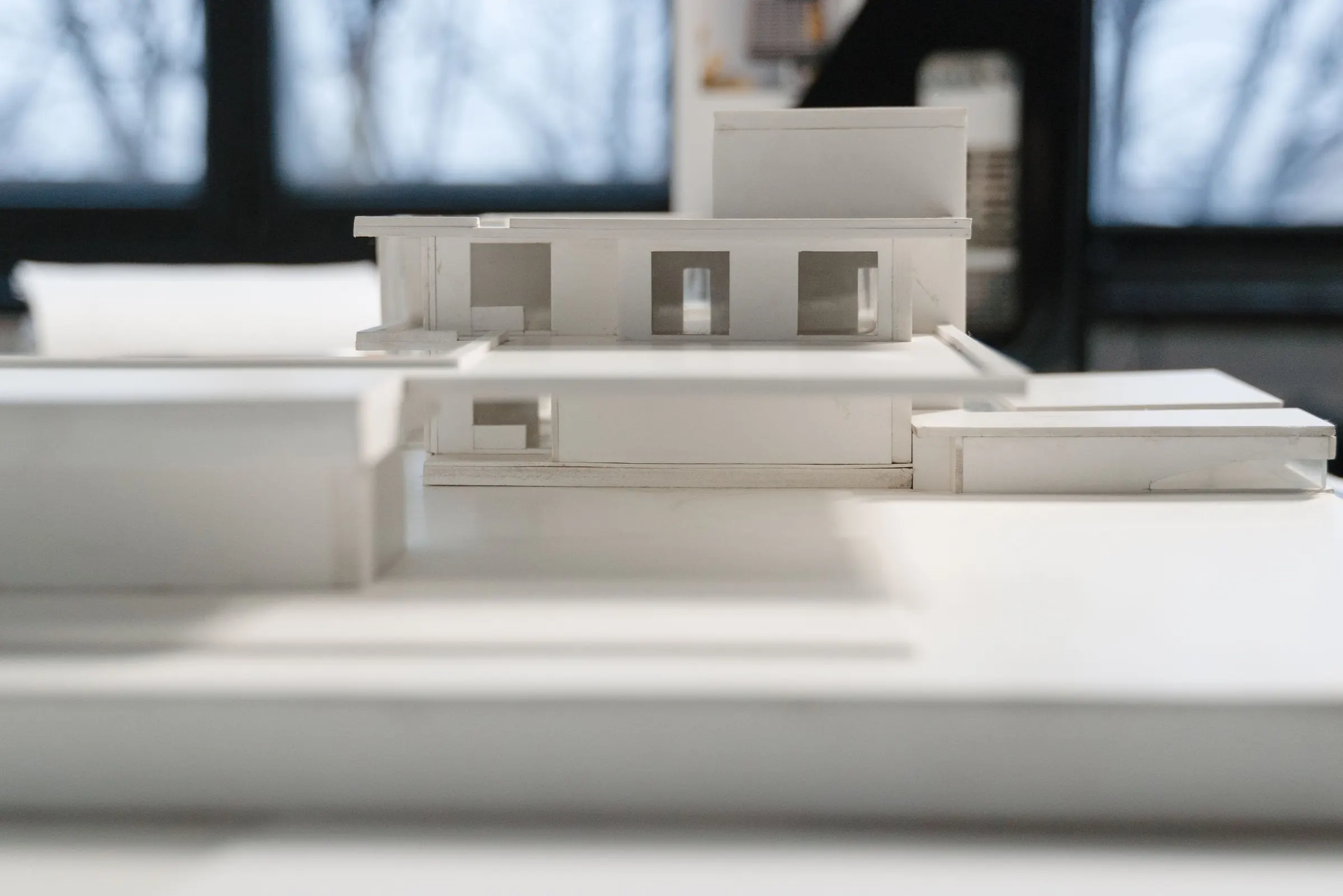 Weißes Architekturmodell eines Gebäudes im Tageslicht