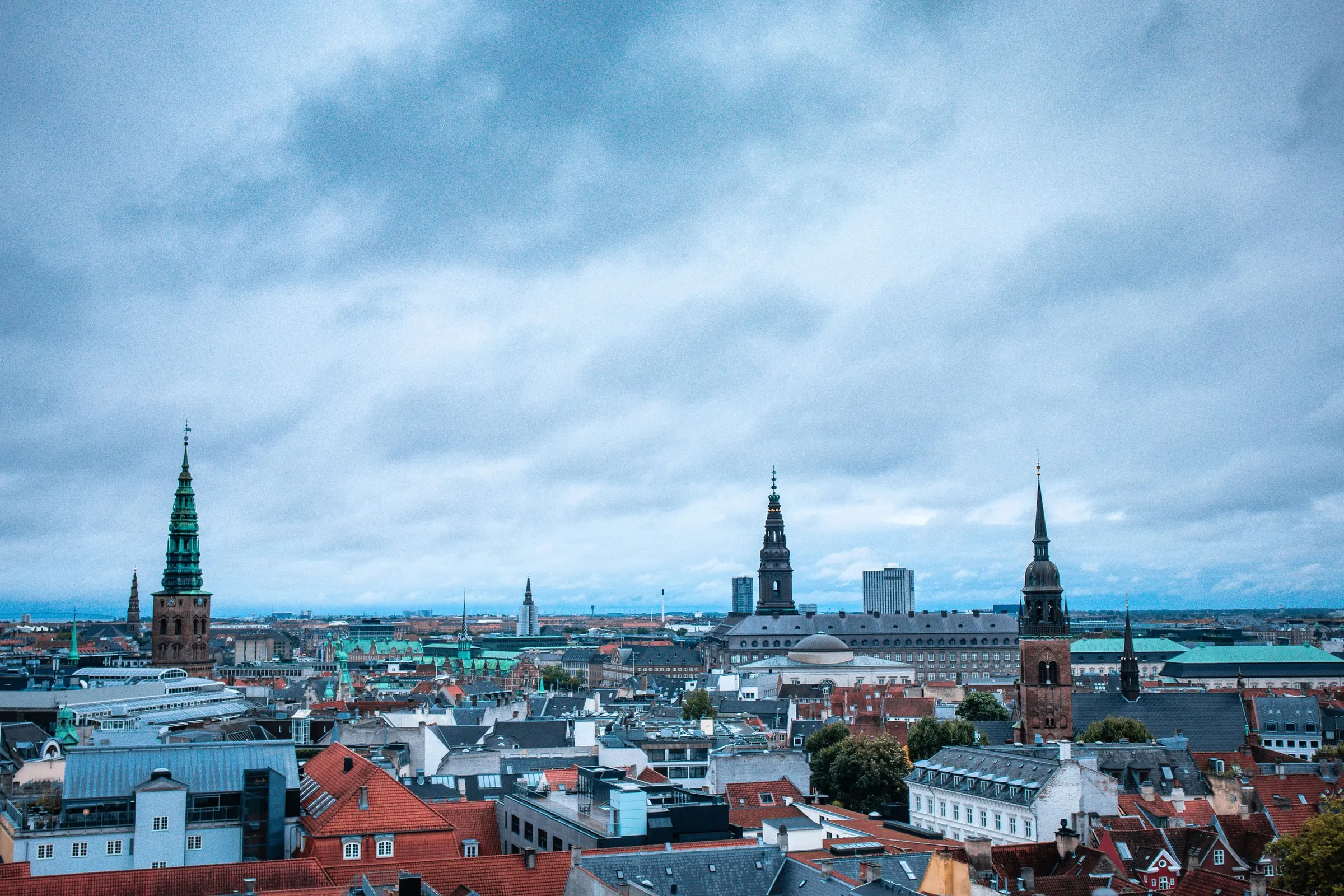 Blick über die Dächer und Türme einer europäischen Altstadt
