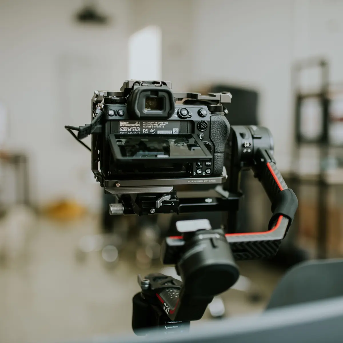 Kamera auf einem Gimbal-Stabilisator im Studio