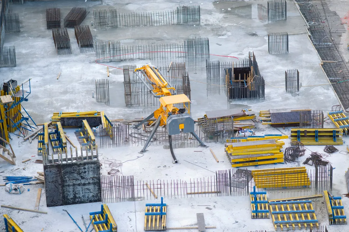 Baustelle von oben mit Schalungen, Bewehrung und Baumaschinen