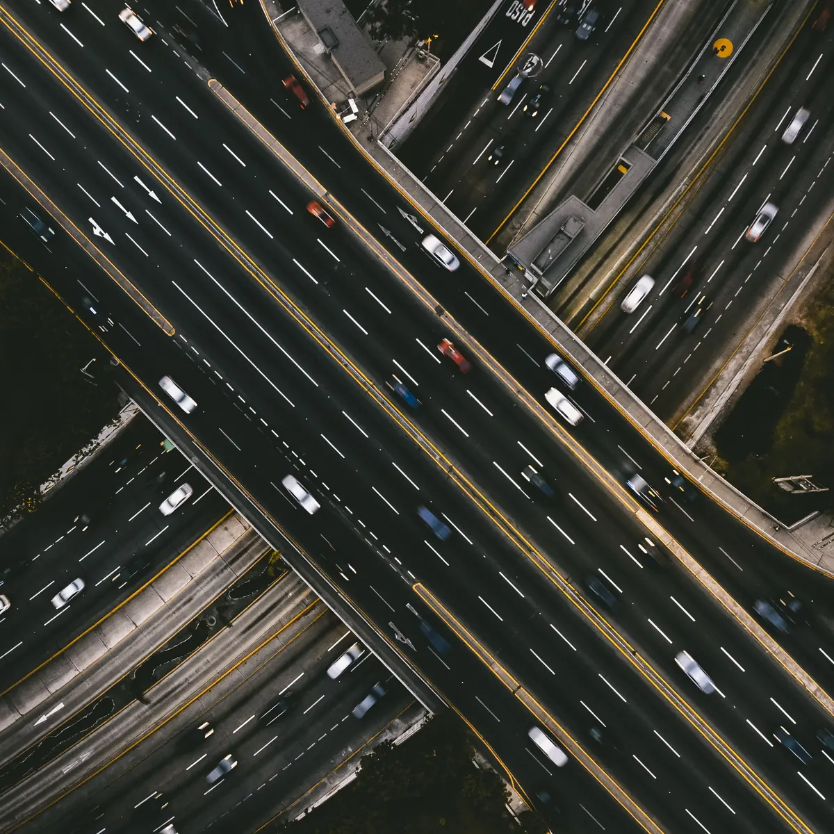 Autobahnkreuz von oben bei Nacht mit Verkehr