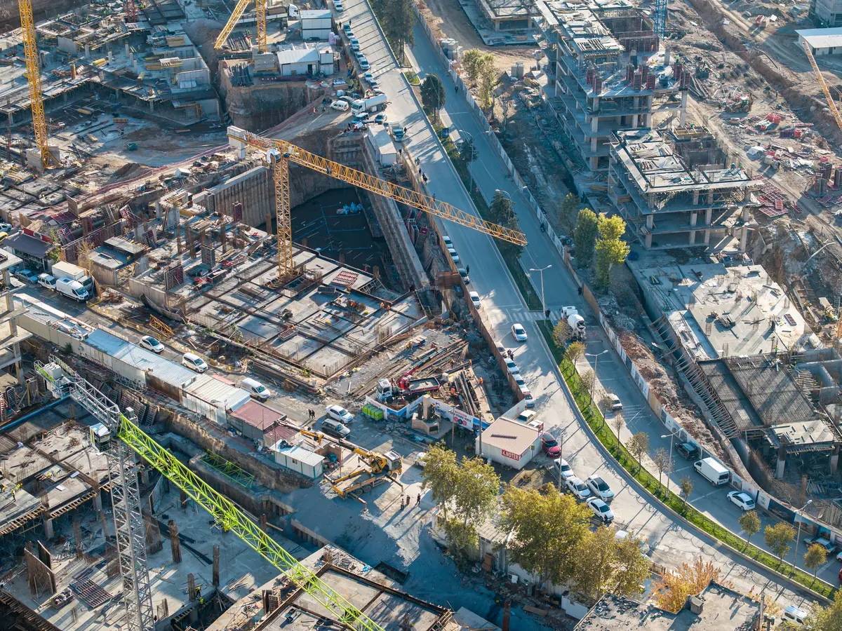 Großbaustelle eines neuen Stadtquartiers aus der Luft mit Kränen