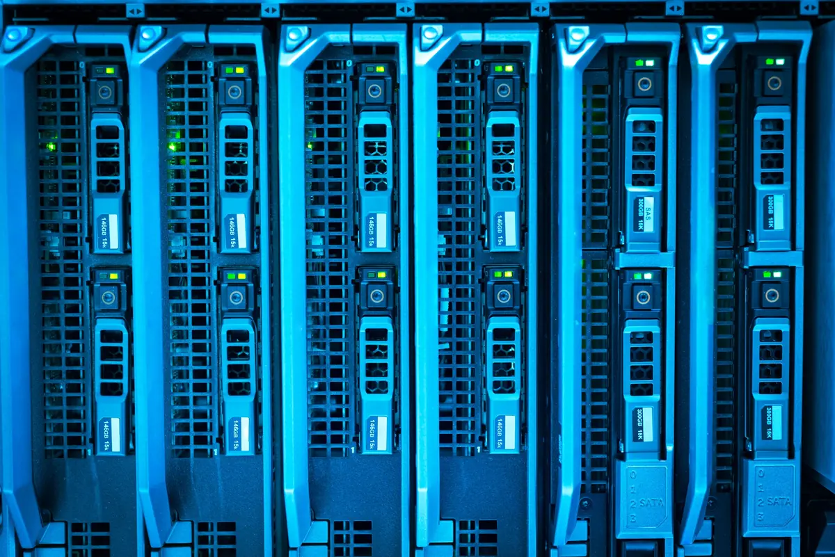 Server-Einschübe in einem Rechenzentrum in blauem Licht