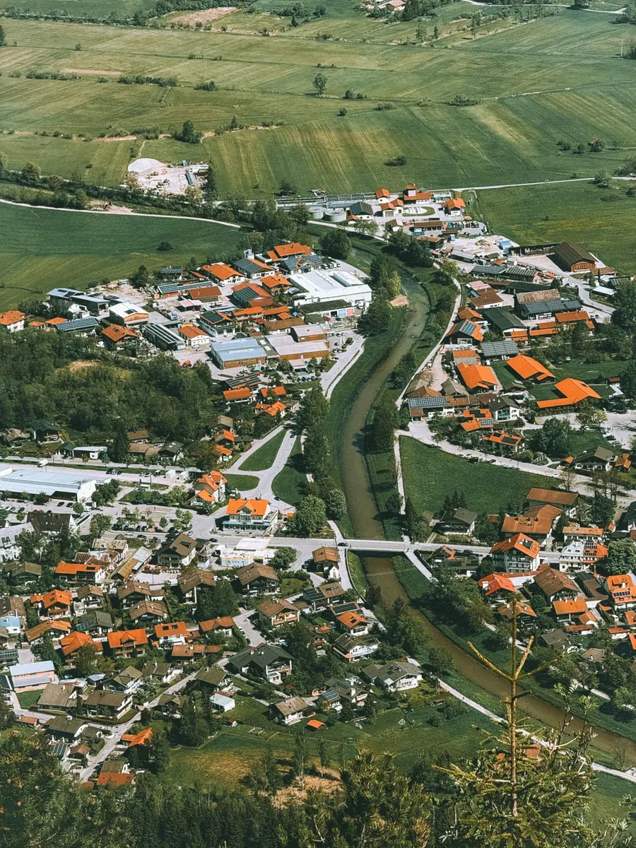 Ortschaft von oben zwischen Feldern und einem Flusslauf