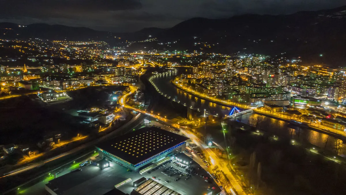 Beleuchtete europäische Stadt bei Nacht aus der Luft, Straßen als Lichtadern