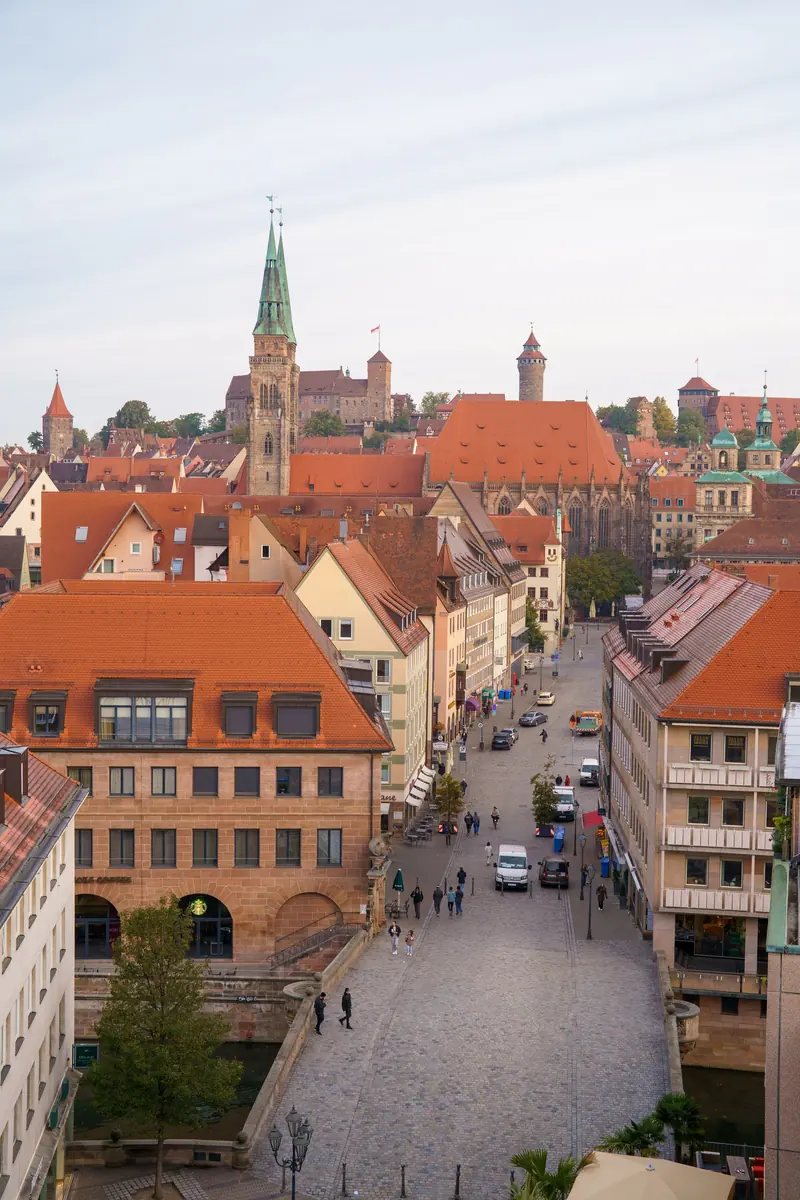 Altstadt von Nürnberg von oben mit roten Ziegeldächern und Kirchturm