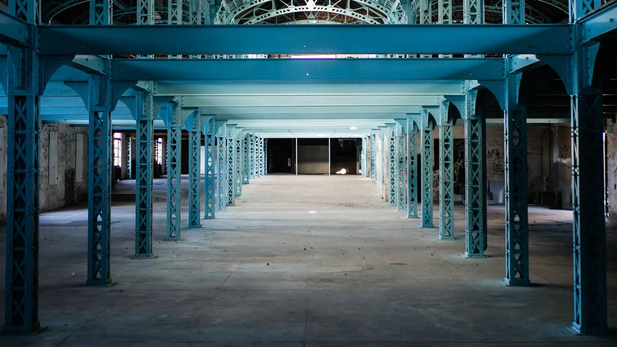 Weite Industriehalle mit blauen Stahlträgern